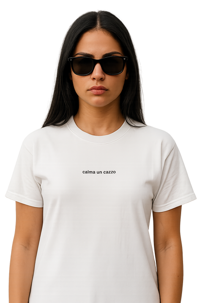 T-shirt girocollo ricamata - calma un cazzo