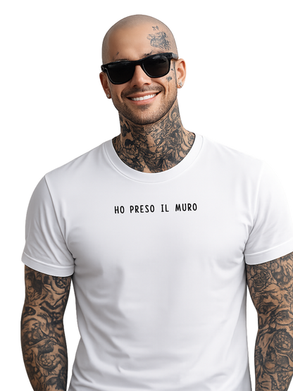 T-shirt girocollo ricamata - ho preso il muro
