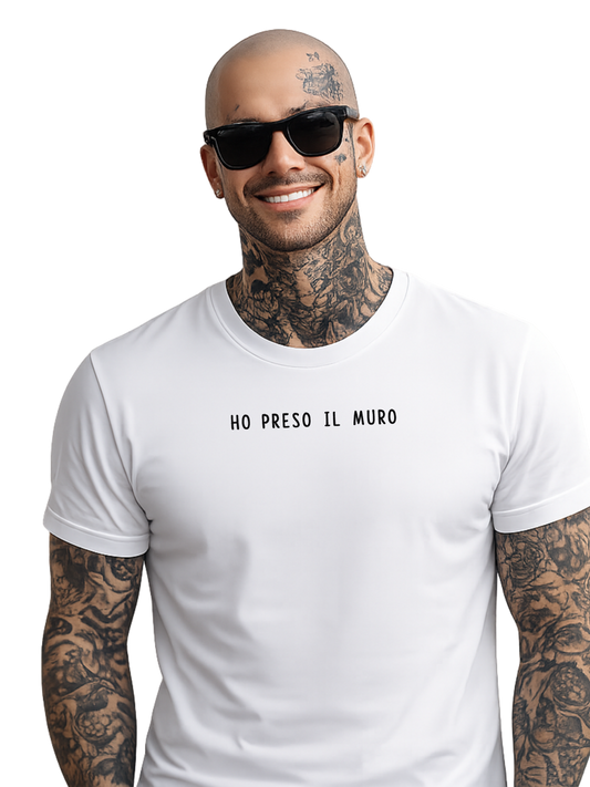 T-shirt girocollo ricamata - ho preso il muro